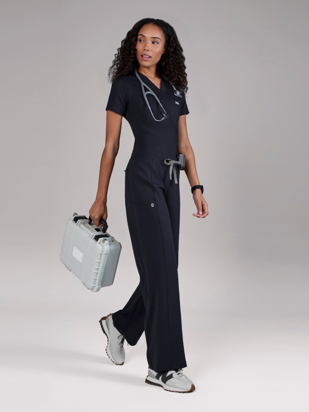 FIGS Valle FORMx Straight Leg Scrub Pants in Navy - Picture 2 of 8